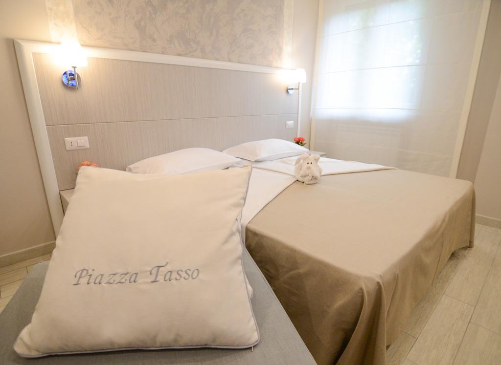 Le Quattro Piazze Bed & Breakfast Sorrento Ruang foto
